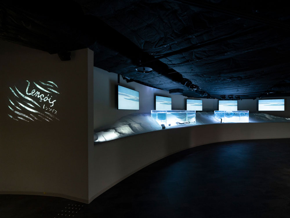 Lençóis Area: A combination of real sand and water, monitor backgrounds, and local sounds allows Spatial Production to experience the detailed landscape and topography of Lençóis Maranhenses National Park in northeastern Brazil.