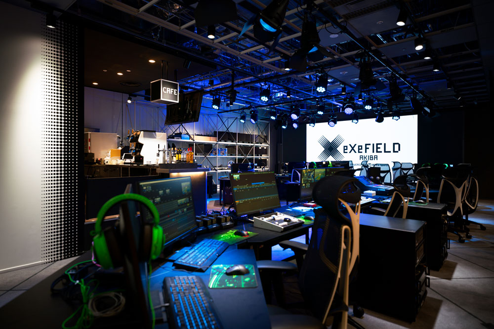 サーバーラックやオペレーション卓などの機材をあえて表側に展⽰することで、eスポーツ運用者に向けたショールーム機能も兼ね備える