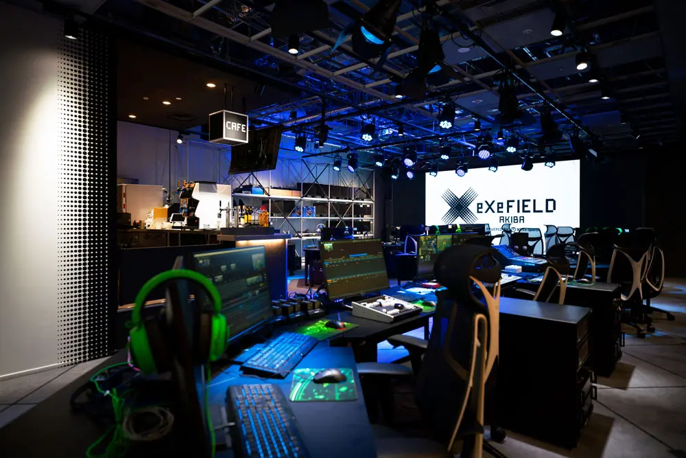 サーバーラックやオペレーション卓などの機材をあえて表側に展⽰することで、eスポーツ運用者に向けたショールーム機能も兼ね備える