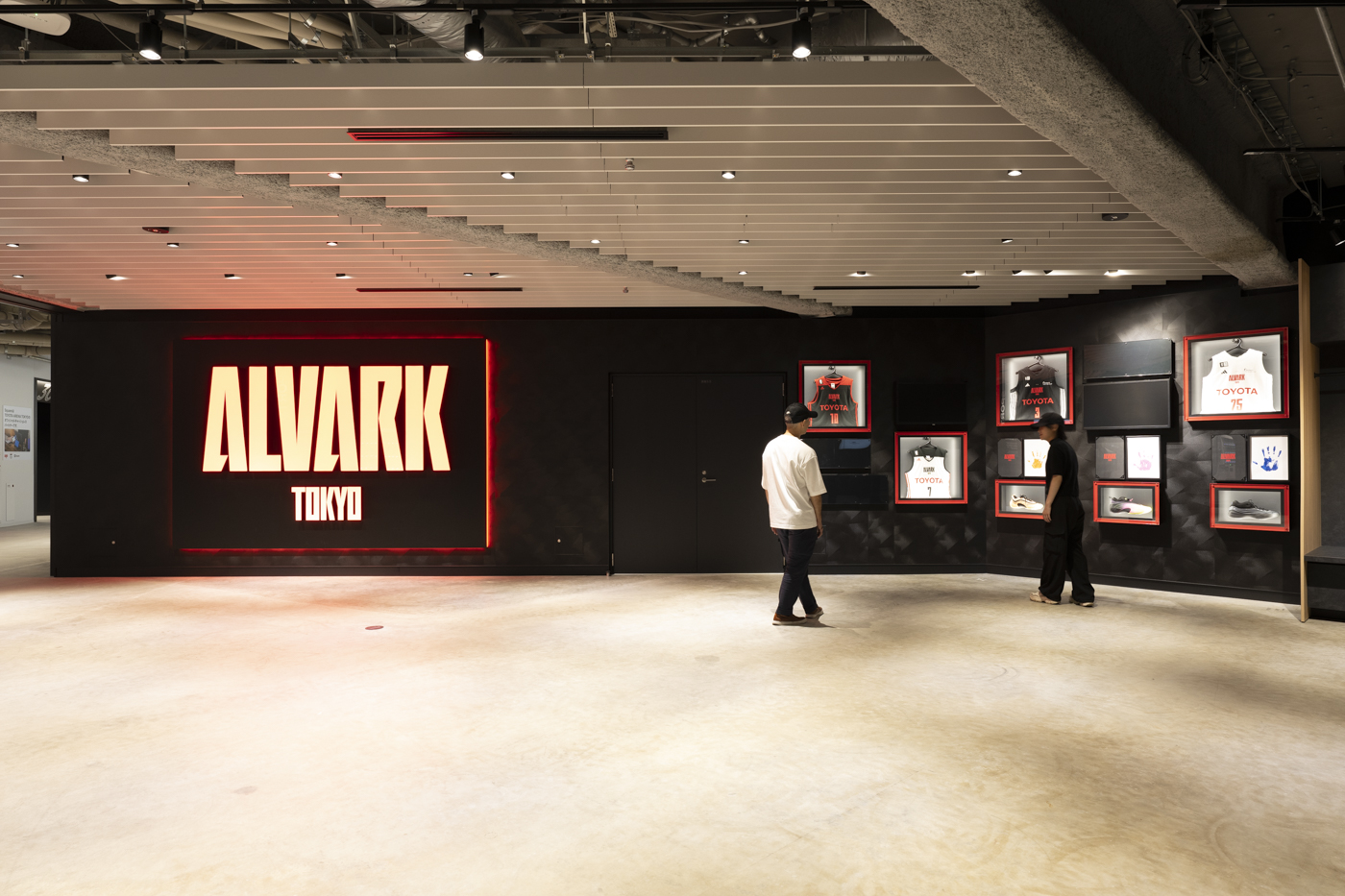 壁面 / 選手ロッカー展示：選手の手形やシューズ、ユニフォーム、選手が愛用する物品などを間近で見ることができる