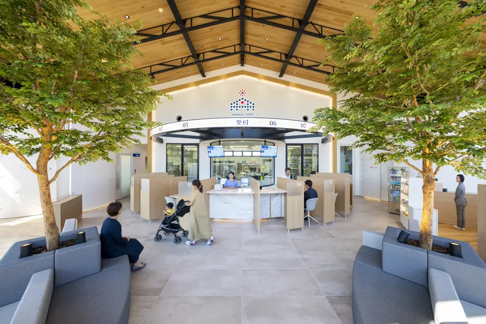 Upon entering, there is an impressive waiting area with two symbolic trees, and behind it are nine marble dispensing counters arranged to keep visitors in line of sight. Universal design has also been considered in the main flow and counter shape.