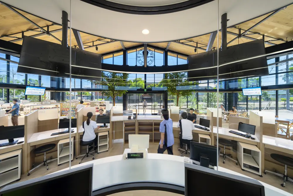 The dispensing room is made entirely of large glass so that doctors can pay attention to visitors anywhere inside the office.