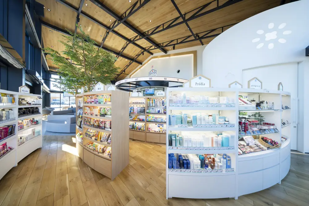 The curved fixtures are arranged randomly so that customers can take their time choosing products without worrying about other people's gazes while waiting for their turn. A large symbol mark with the hope of becoming the star of the dispensing pharmacy shines on everyone in the upper right corner of the merchandise zone.