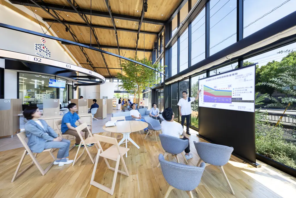 The lobby space, which is usually used for relaxing, can be partitioned off with curtains and used for multiple purposes such as seminars and exercise classes. In cooperation with affiliated stores and hospitals, various information will be disseminated.