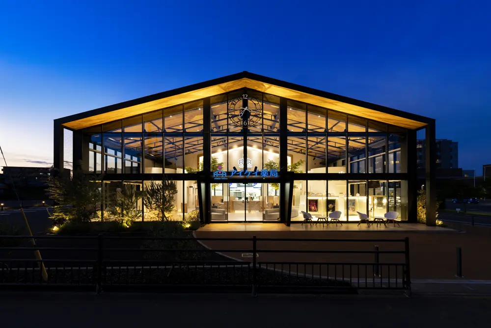 At dusk, indirect lighting highlights the façade that embodies the concept, welcoming Spatial Production with a warm glow.