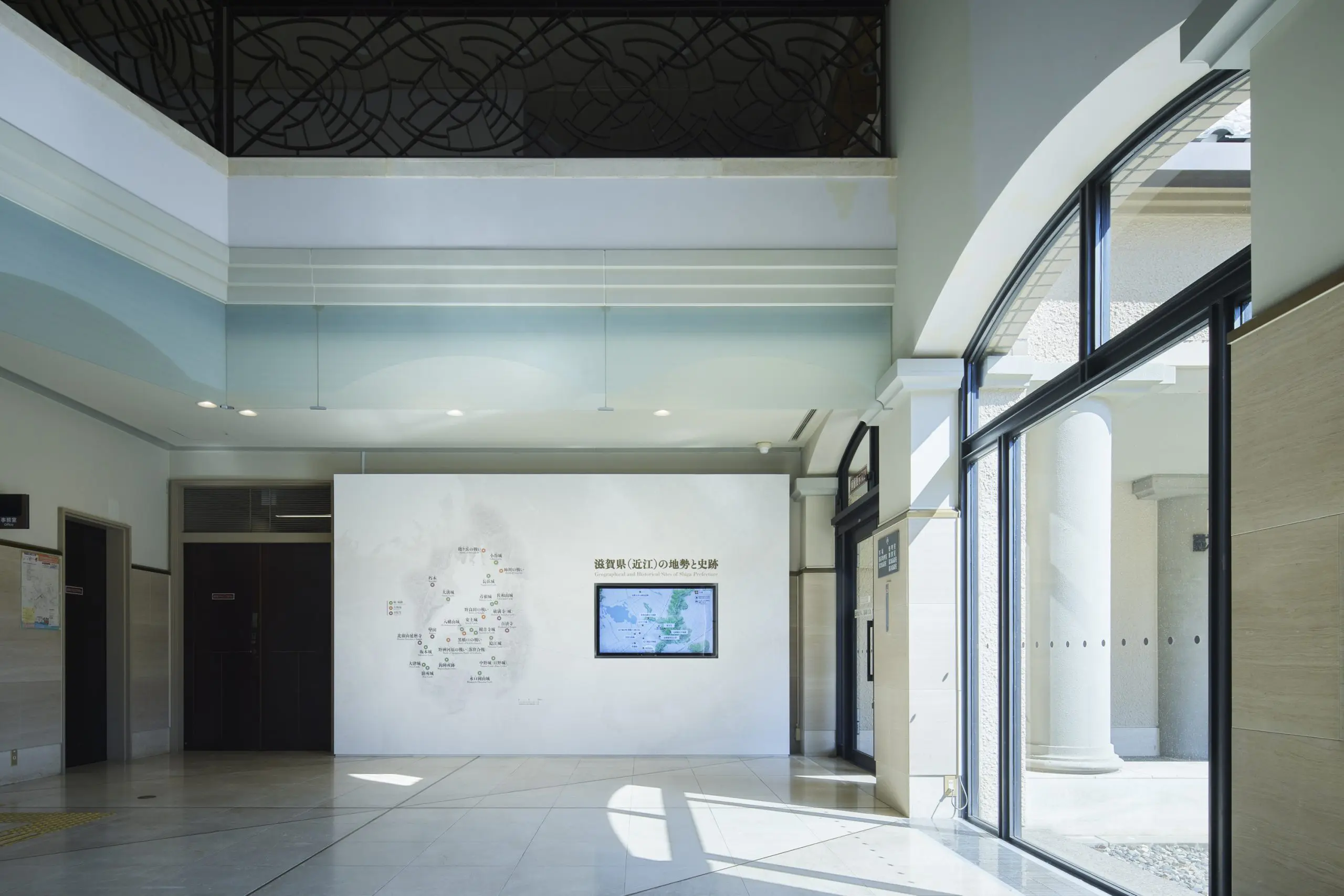 [Entrance (Sightseeing Map)] Information is provided on major castle ruins, battlefields, and other historical sites around the facility and Lake Biwa to encourage exploration.