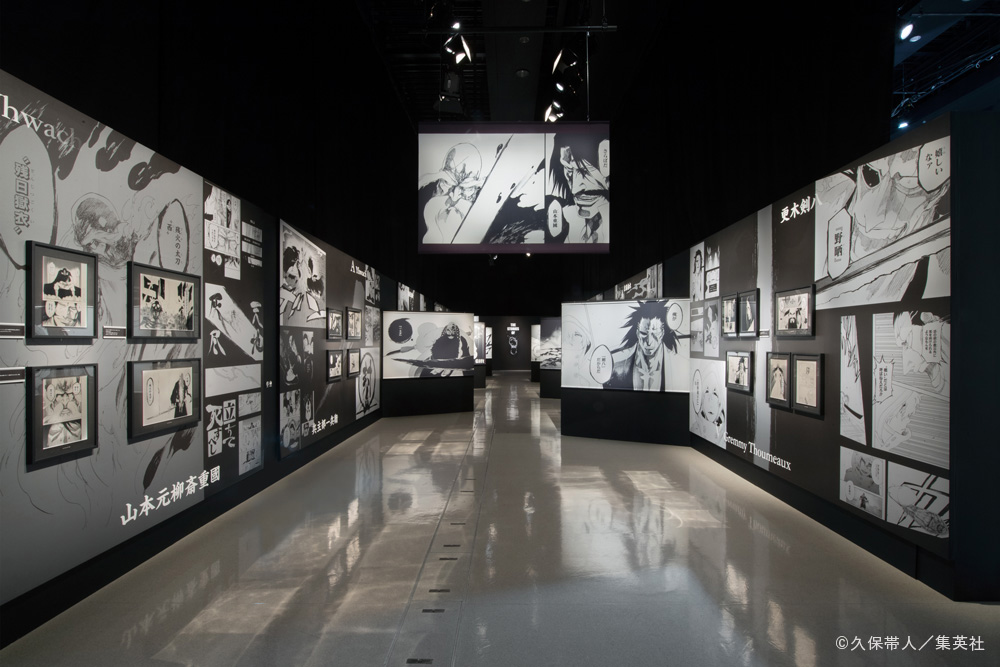 In addition to the energy of the original artwork itself, the graphic Spatial Production on the entire wall and the blackout curtains above enhance the sense of immersion and excitement.