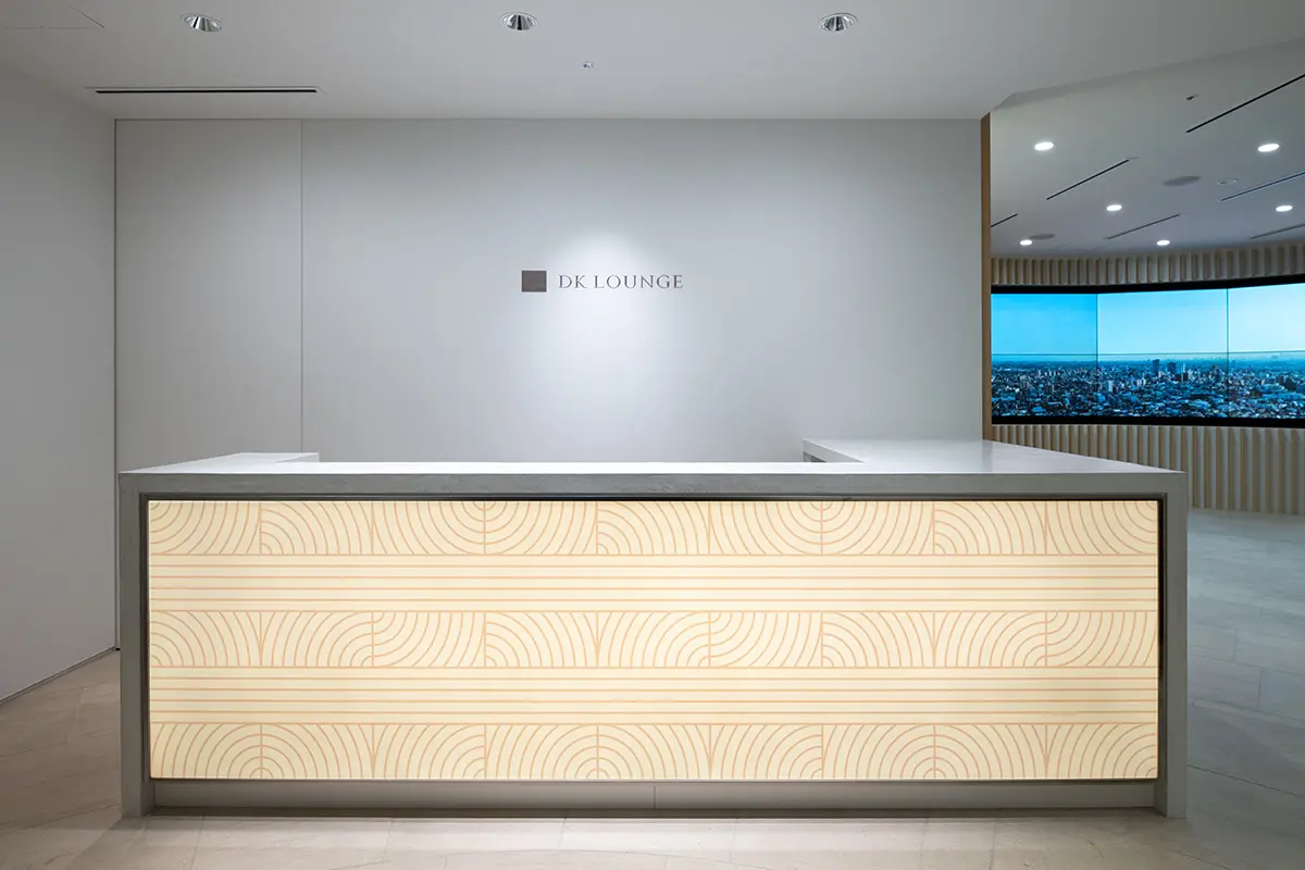 The beautiful laminated pattern of CLT (Cross Laminated Timber) is sublimated into the iconic design of the counter.
