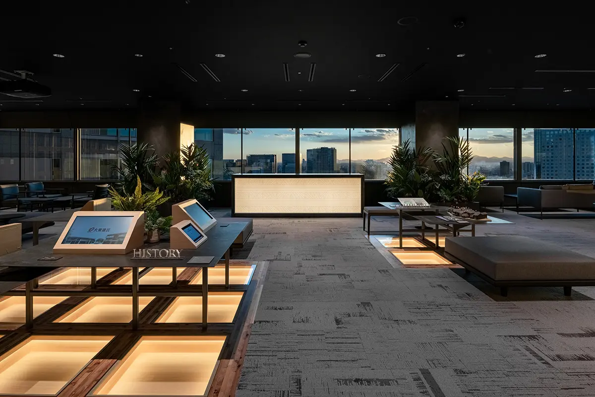 The height of the exhibition stands was kept low to take advantage of the view from the 24th floor.