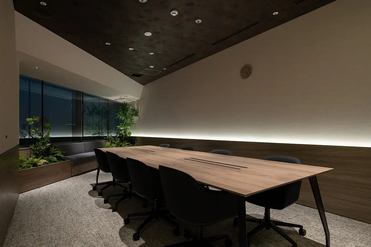 Reception room "BRANCH": The lines that represent growing branches and the warm texture of the materials blend together to support dynamic dialogue where multiple perspectives intersect.
