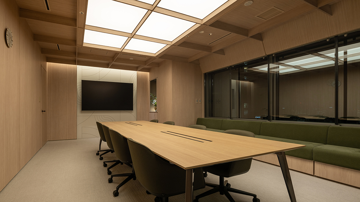 応接室『LEAF』：木漏れ日のような柔らかなライティングと生命力に満ちた色調。自然と会話が弾む豊かな空間を創出