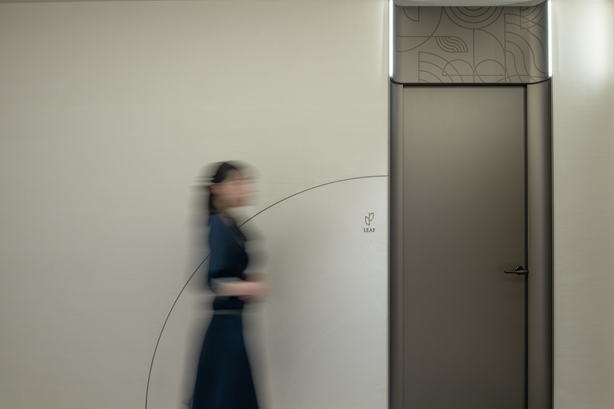 内部センサーと連動する光を宿した建具。室名を表すグラフィックパターンをあしらい、訪れる人の期待感を醸成する意匠へと昇華