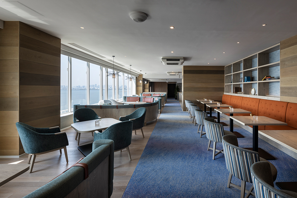 Nikko Lounge 提供便餐和饮品，享有东京湾的全景。演出一个开放、舒适的空间。
