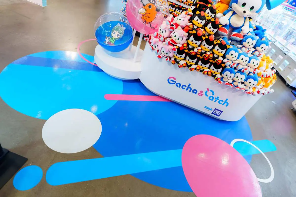 床をグラフィックでデコレーションし、天井と連動して空間に立体感を生む。巨大なゲーム筐体の中にいるような没入感を演出