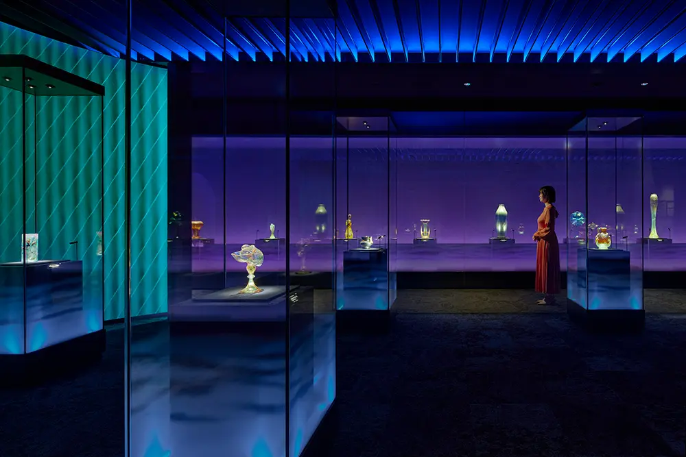 [Exhibition Room 1] Gallé Forest - Art Nouveau | The perfect environment for art appreciation is created by perfectly adjusting the light and color of each glass piece, using direct and transmitted light.