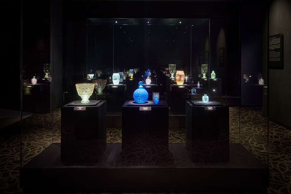 【展示室3】アール・デコ | 底面から内側を照らすガラス作品ならではの照明効果によって、高山の漆黒の空に輝く星々のように作品が浮かび上がる
