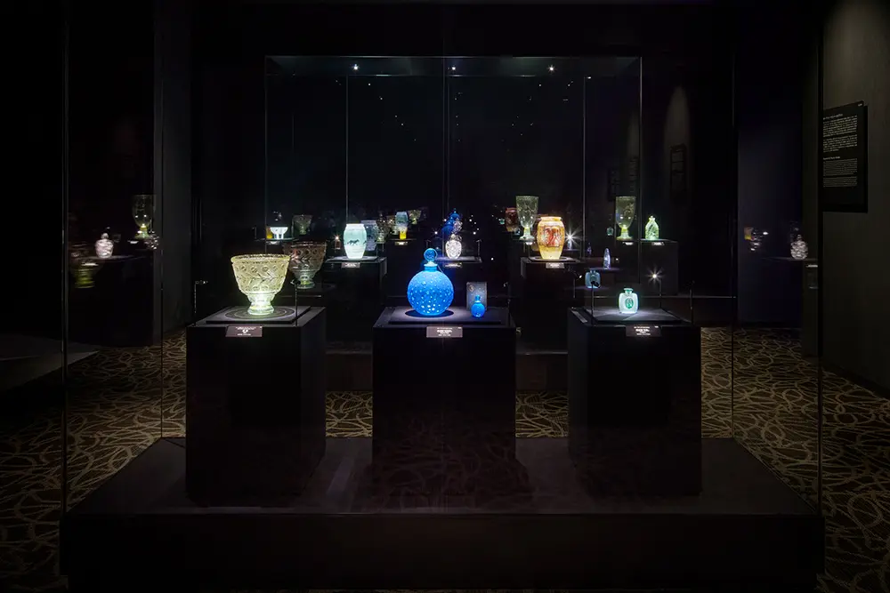 [Exhibition Room 3] Art Deco | The lighting effect unique to glass works, which are lit from the inside from below, makes the works stand out like twinkling stars in the pitch-black alpine sky.