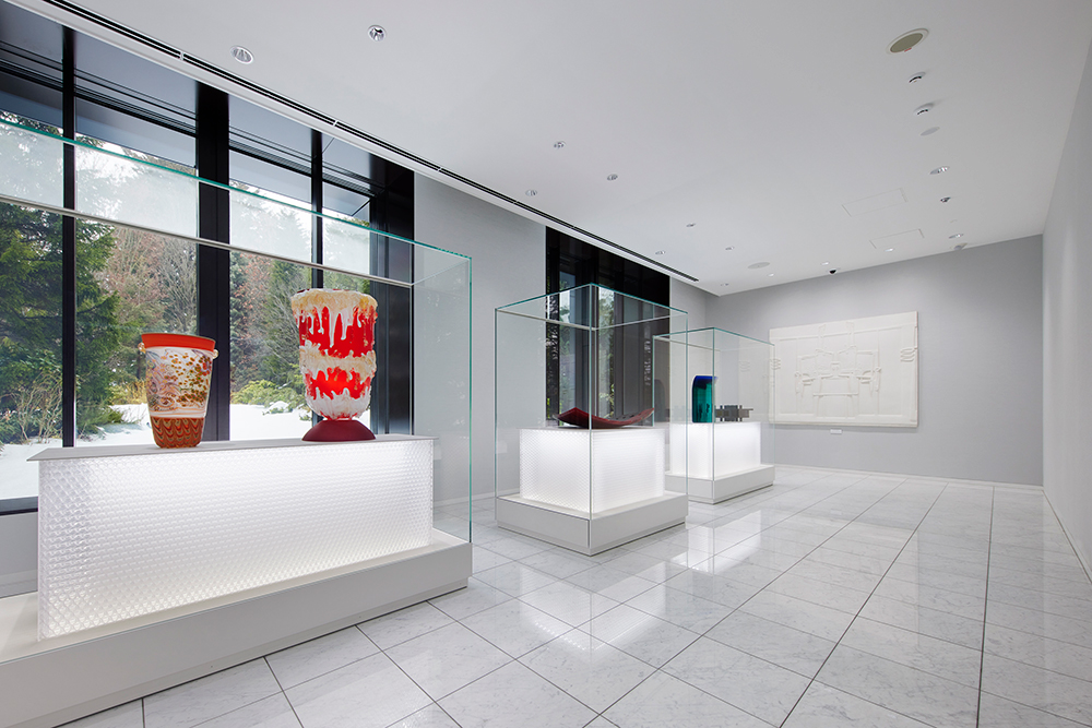【展示室5】光のギャラリー | 窓からのぞむ自然を借景に大型の現代作品を展示。木々に囲まれた庭のやわらかな自然光と調和する