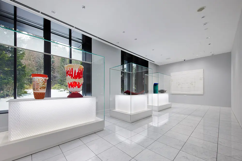[Exhibition Room 5] Gallery of Light | Large contemporary artworks are displayed against the backdrop of nature seen through the windows. They blend in with the soft natural light of the garden surrounded by trees.