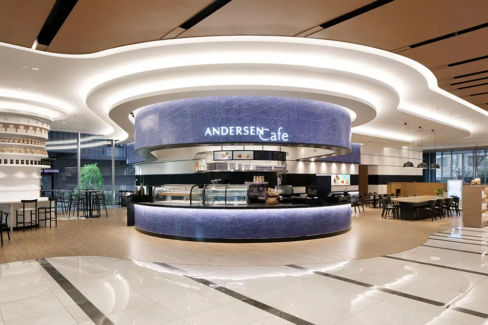 A cafe run by a local company. The counter, which is designed to resemble the sea and sky of the Seto Inland Sea, is the symbol of Tomorrow Square.