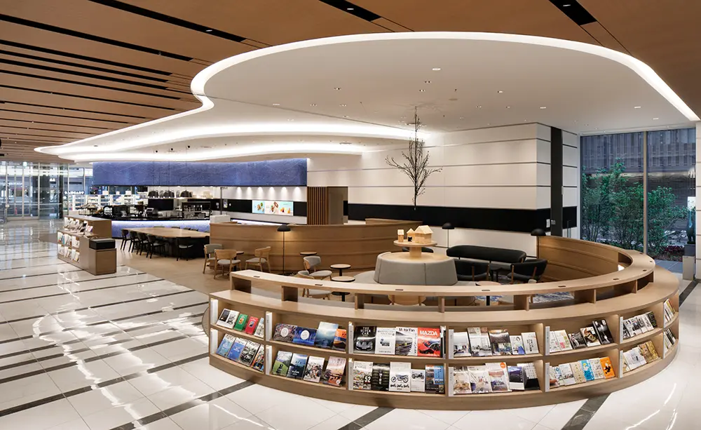 The lounge seating is relaxing and comfortable. An iron sculpture by a local artist is placed in the center, and the library surrounds it.
