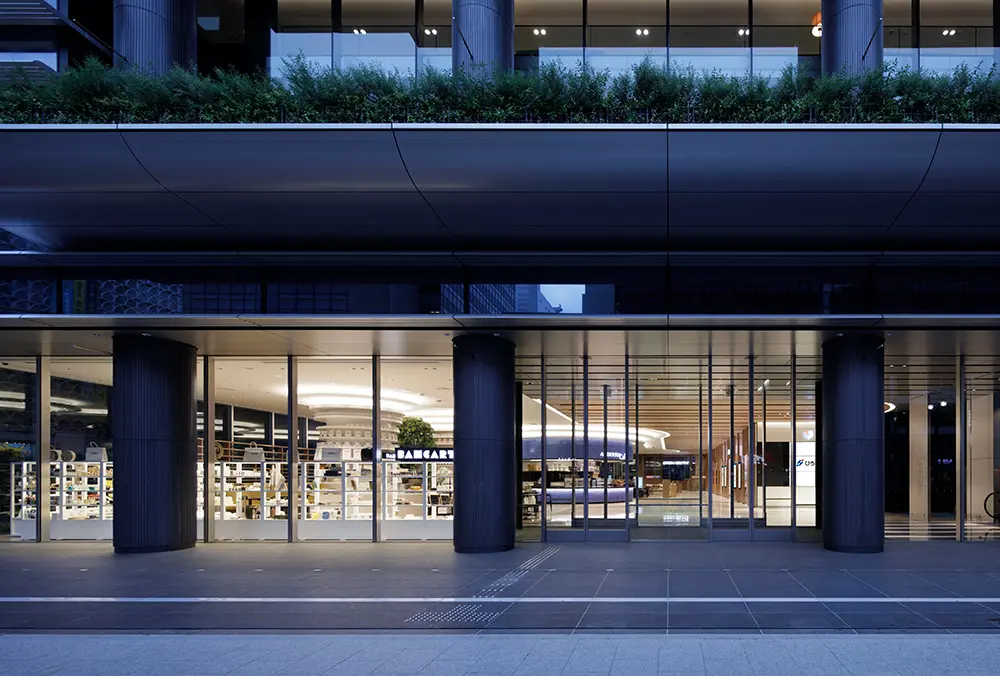 To create an atmosphere that makes people want to drop in casually, the lively atmosphere of the public spaces can be seen from the outside.