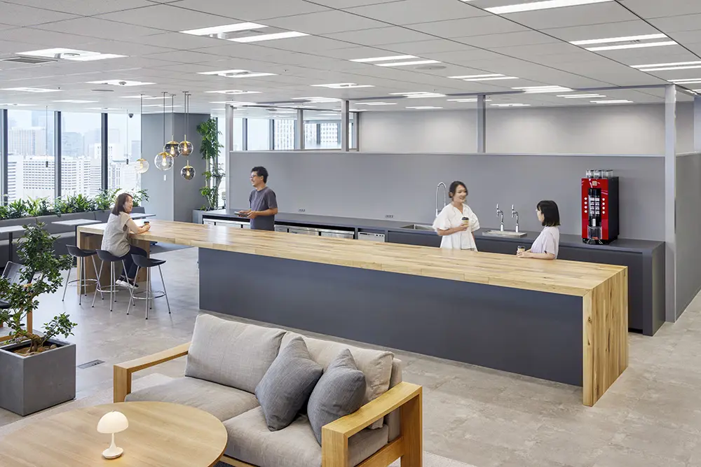 The 7m long cafe counter is made from dead oak wood, which is difficult to use as a building material. It encourages casual communication between customers while eating and drinking.