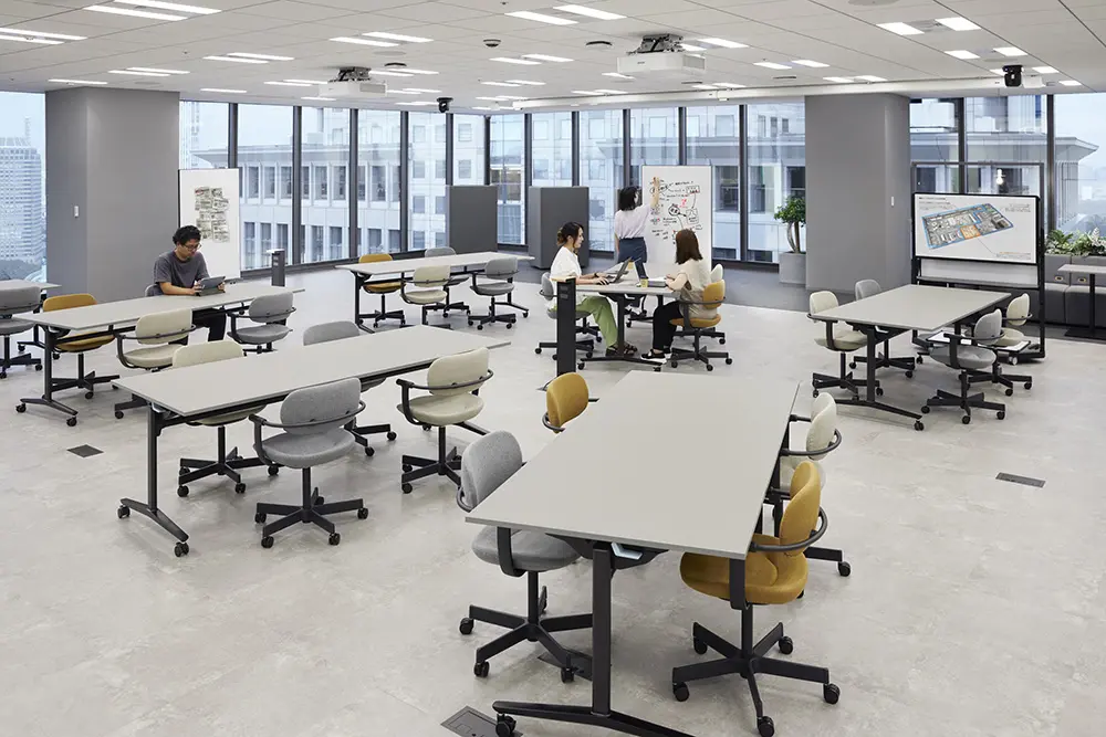 The free address area is made up of movable furniture and is designed to accommodate both solo and teamwork. The unified, calm atmosphere creates an environment that is easy to concentrate in.