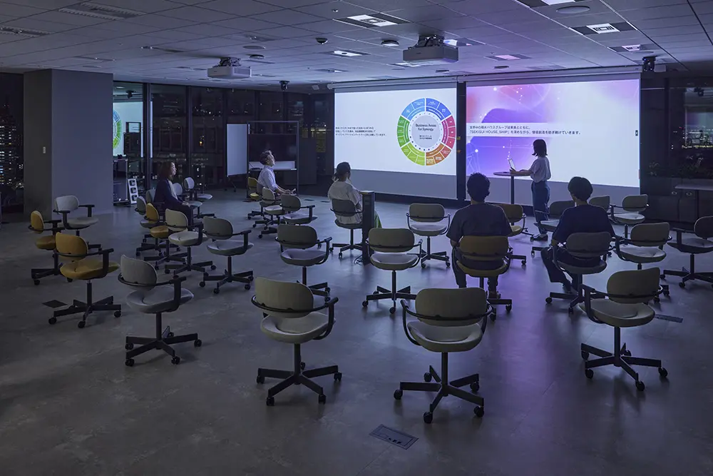The layout can be changed flexibly for pitch events and workshops, and the space can accommodate large numbers of people.