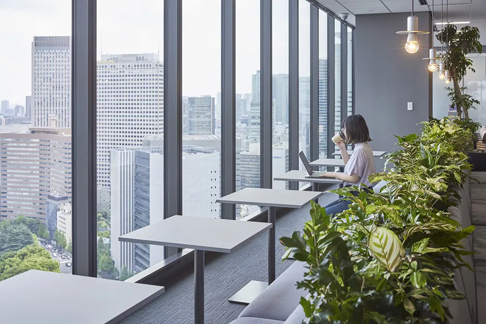Taking advantage of the view, a solo work area has been set up by the window. You can work in peace and quiet away from the busy areas.
