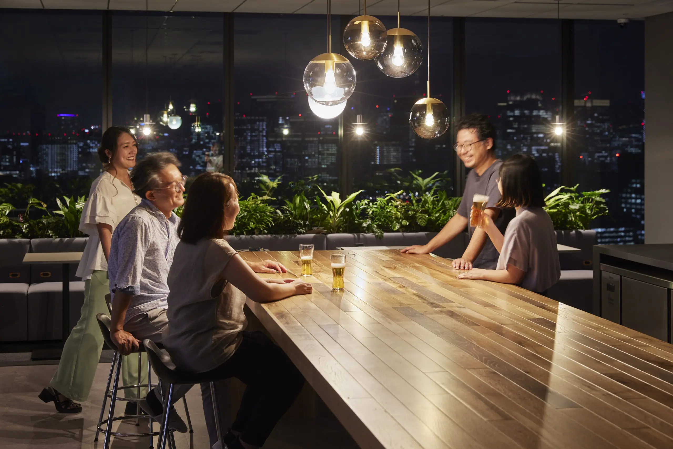The counter is made of pleasant-to-the-touch wood and has warm lighting to create a comfortable space and encourage casual communication between customers.