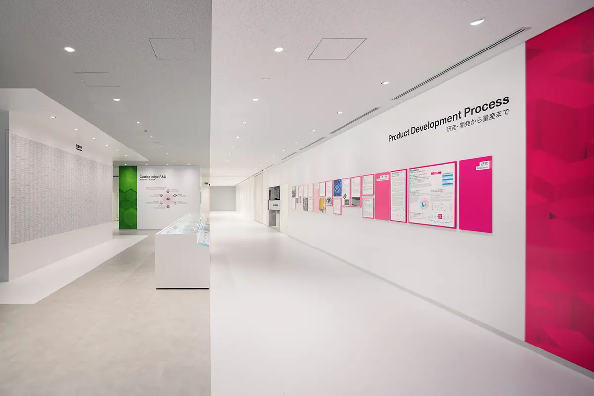 By creating different impressions on the left and right sides, this spatial design visually represents the stacked structure of memory.