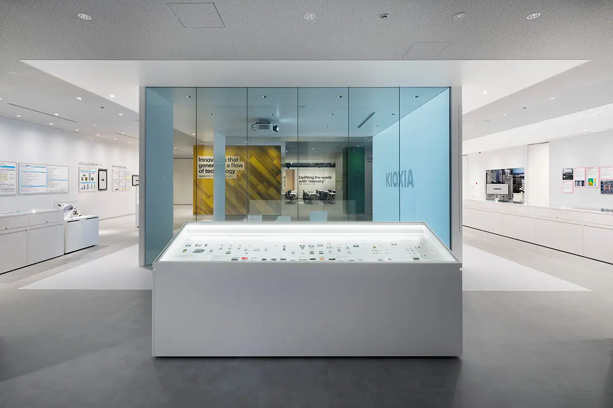 Side view of "Theater Cube". The internal half-mirror glass Spatial Production a layered look for the product.