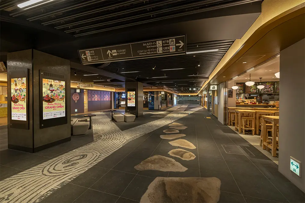 Dining West Area: The floor is designed to resemble the Kamo River, with turtles, carp and hidden letters painted on it by the stonemason, creating a space that makes you want to go deeper and deeper while having fun.