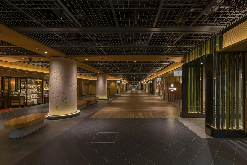 The wooden corridors and small gardens are designed to resemble a traditional Kyoto parlor. The finish of the pillars and the shape of the chairs have been carefully designed to ensure safety for people of all ages.