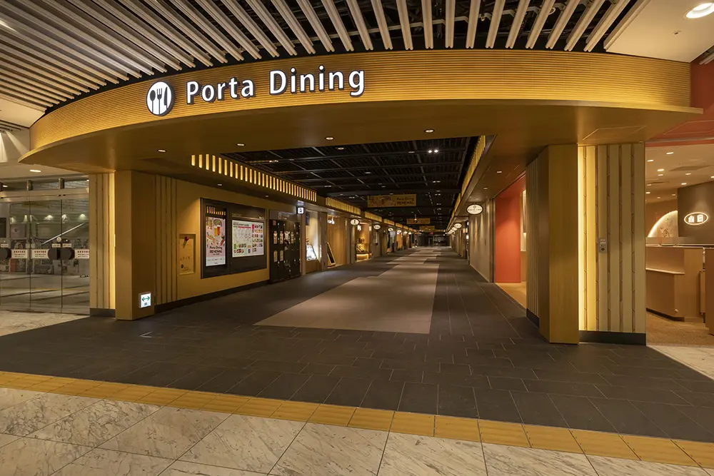 Dining Zone Entrance: A gate structure is installed to differentiate it from the Fashion Zone.