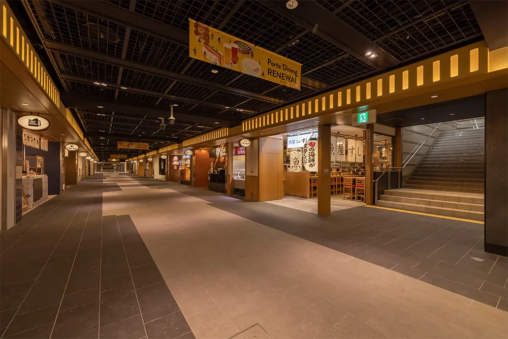 The design of the floor and signs, and the lighting effects that emphasize shadows, express the narrow alleys of Kyoto with their rows of eaves.