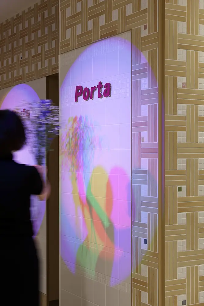 South Area: The walls have been fitted with elements that allow visitors to play with shadows. There is also a photo spot where visitors can take photos and have fun.*