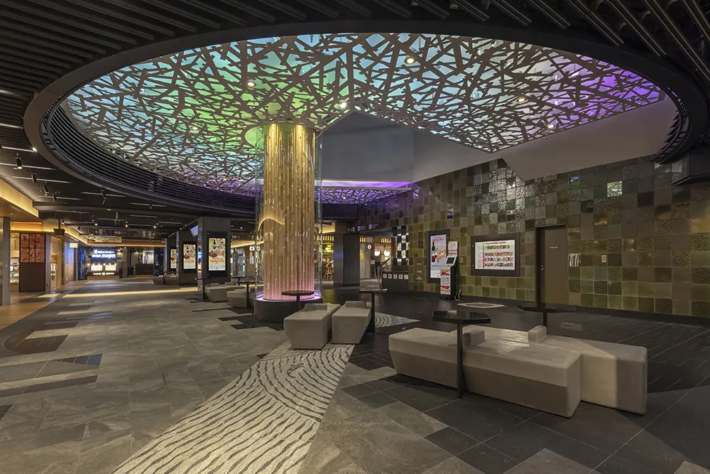Underground mall atrium: The branches and leaves on the ceiling Spatial Production around the four seasons of Kyoto, creating a space where you can feel the nature and the changing of the seasons.