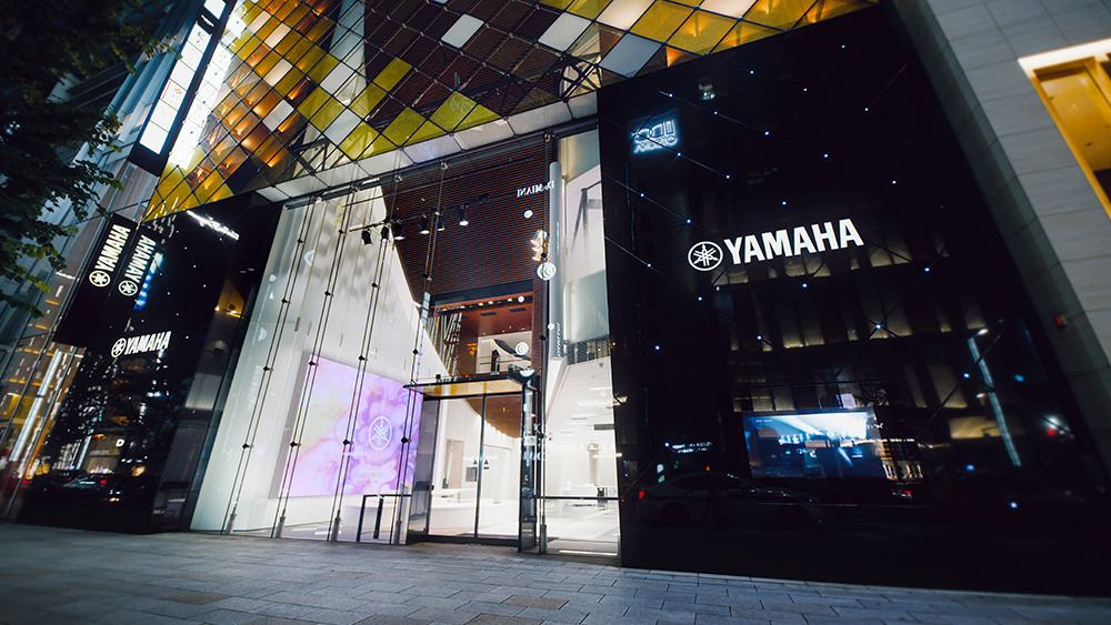 Yamahaブランドの世界観が、銀座の街に向けて伝わるように、内部の人の動きが外へ伝わるような開放的な空間
