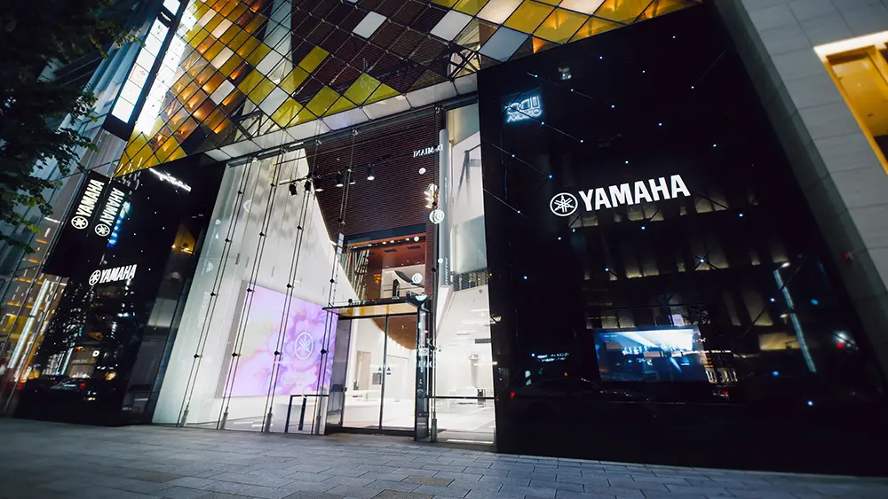 正如Yamaha品牌的世界观向银座的街道传达一样，内部人员的活动也向外传达的开放式空间