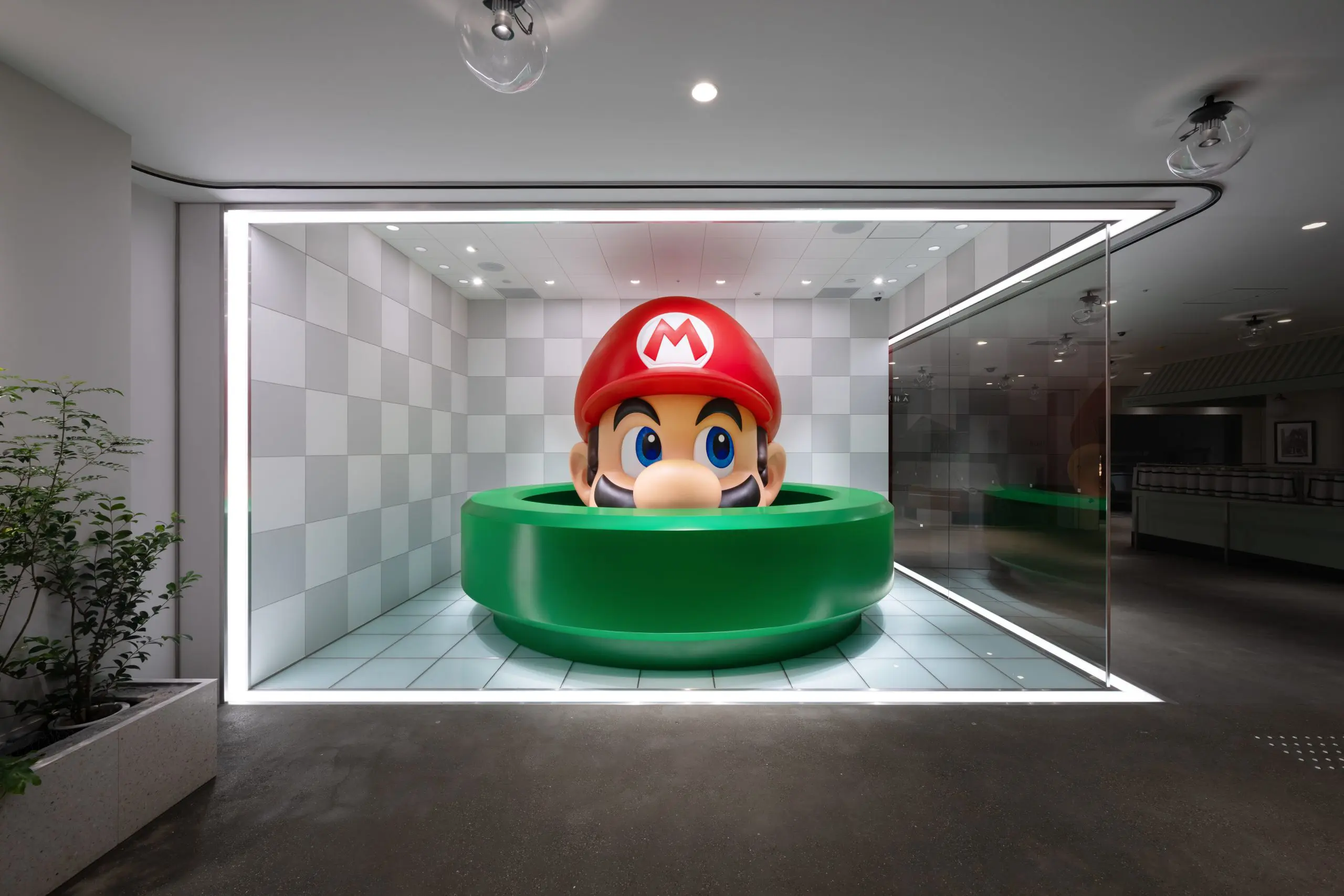 A giant Mario that amazes people passing by on Shijo Street.
The space is designed in a way so that Mario looks symbolic.