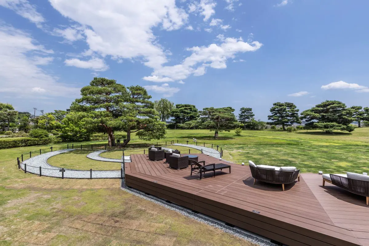 海に向かって開かれた屋外ラウンジ。自然とひとつになるような、開放感に満ちた時間を過ごせる	