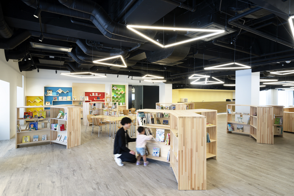 图书馆休息室:与多摩市图书馆合作，振兴多摩各年龄段公民的交流