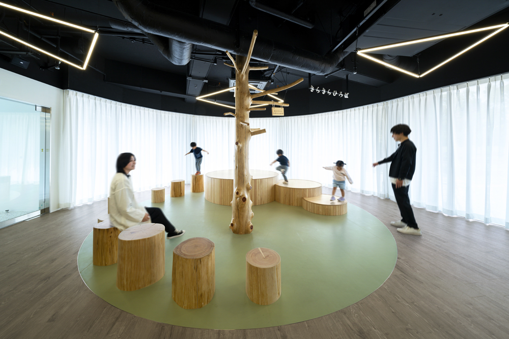 闪耀广场:亲子可以在多摩产木材的树桩上休息。树桩也可用作活动