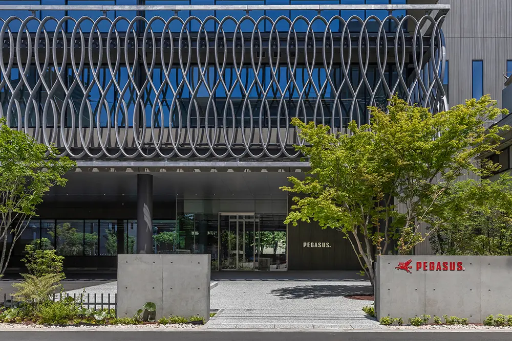 我们与建筑进行了集成设计，以便游客可以对公司的独特身份留下深刻印象