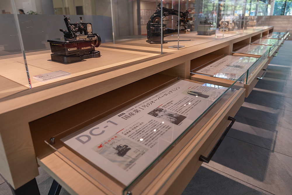 象征着100年事业的历代缝纫机展示在楼梯间，让参观者感受到期待