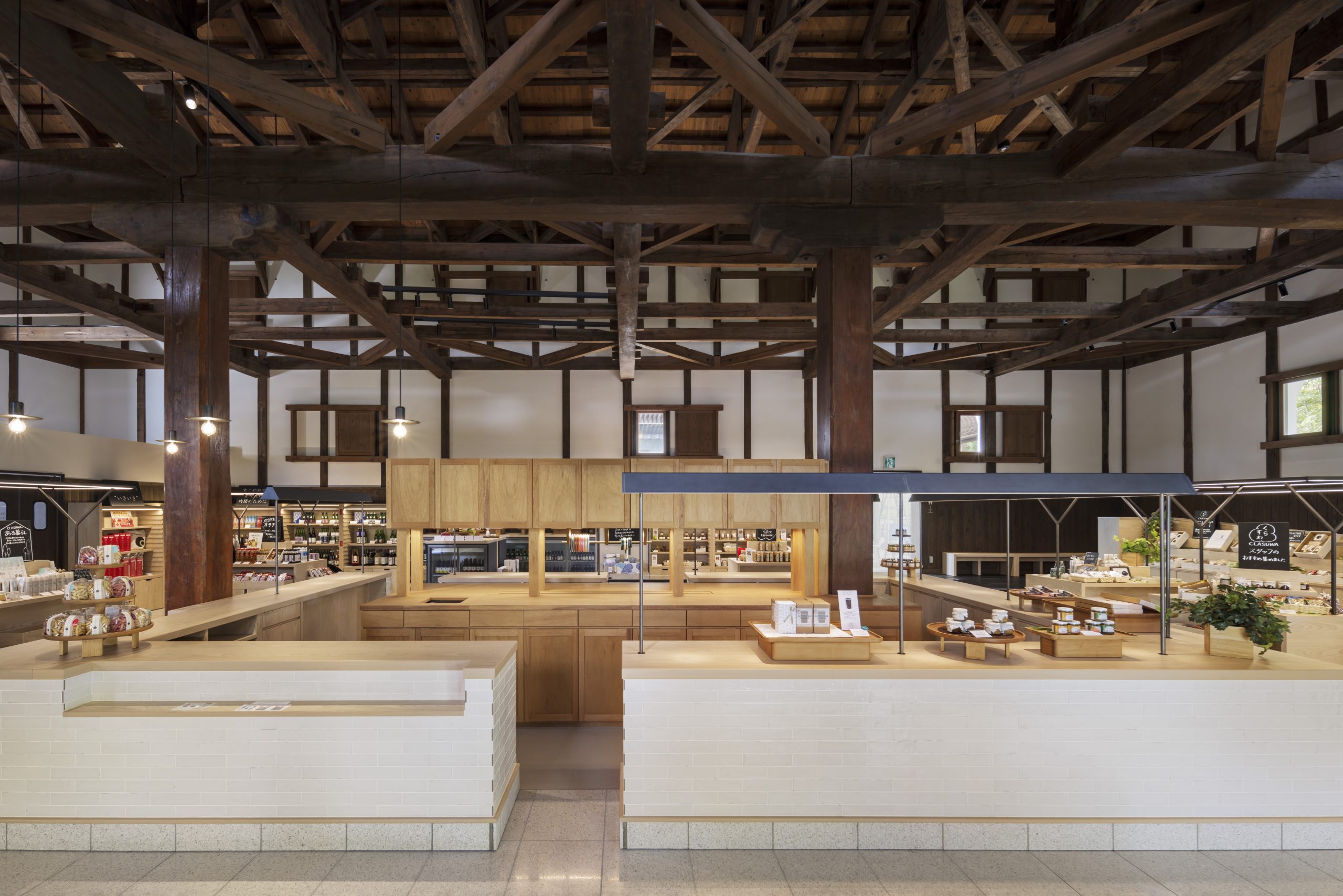2002年に移築され 養命酒記念館であった「壱ノ蔵」は、『くらすわの森』の中心部にて、ショップ「くらすわ駒ヶ根店」としてリニューアル