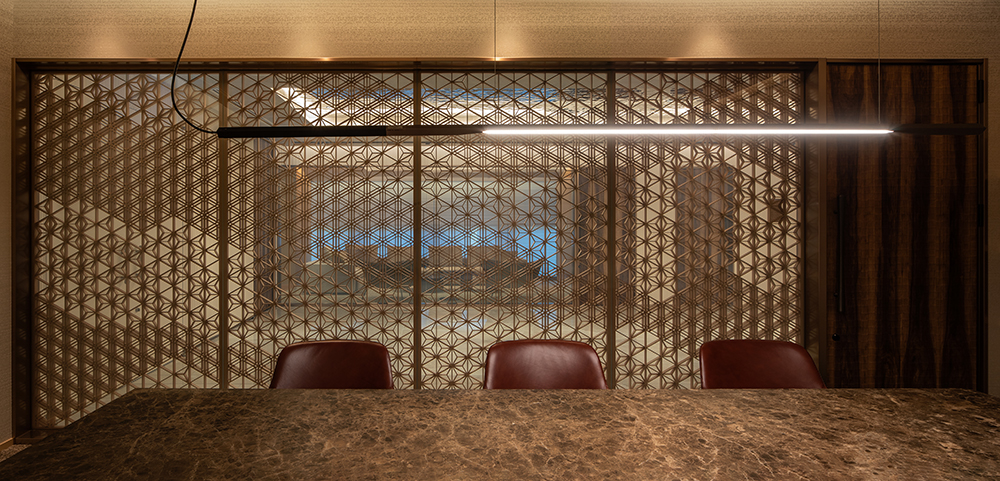 The "negotiation room" features a marble table that blends in with the background of Kyushu's traditional craft "Okawa Kumiko." Spatial Production a high-quality luxury that combines "Japanese and Western" styles.