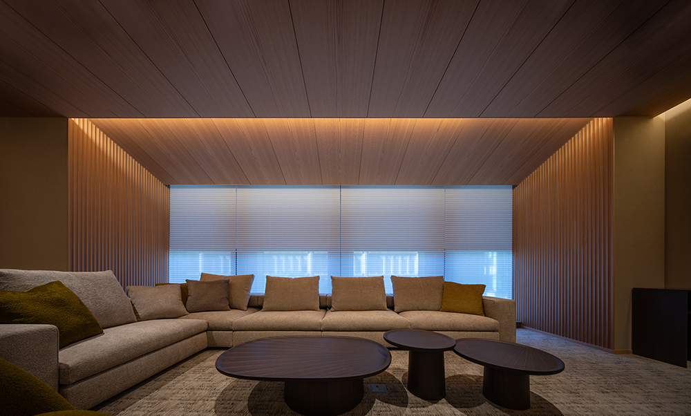 The reception room is decorated in a modern Japanese style. The room is fitted out with the finest Western furniture and a tatami-style carpet. The wall features a rice harvest, a symbol of abundance.